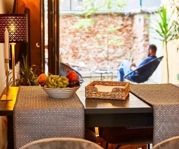 Courthouse #4 Exclusive Center Private Garden Apartment *